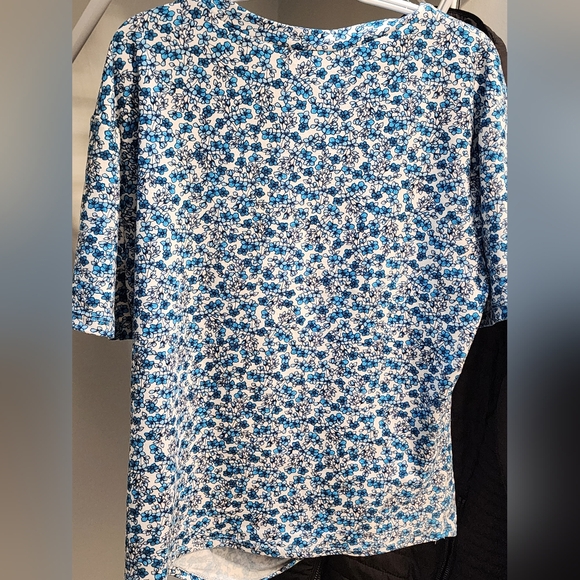 Suzy Shier Floral White and Blue Fitted Top - Picture 3 of 9